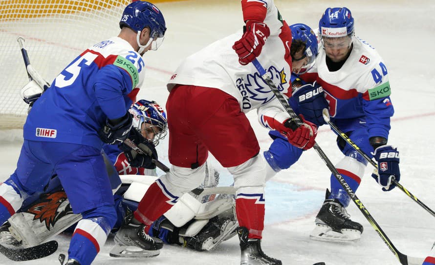 Slovenskí hokejoví reprezentanti prehrali vo svojom úvodnom vystúpení na 86. MS s Českom 2:3. V piatkovom zápase B-skupiny v Rige viedli ...