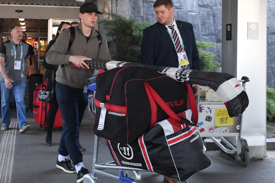 Slovenský obranca Šimon Nemec (19) už priletel z Ameriky do dejiska svetového šampionátu Rigy. Nastúpi v pondelňajšom stretnutí proti ...