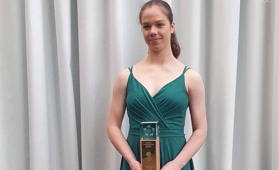 Ďalšia trofej! Talentovaná slovenská hokejistka Nela Lopušanová (15) je prvou slovenskou športovkyňou, ktorá získala Cenu Piotra Nurowského ...