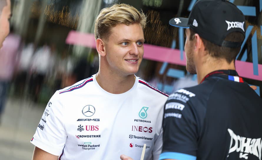 V závere minulého roku prišiel o svoje miesto pilota F1. Mick Schumacher (24), syn legendárneho Michaela Schumachera (54), aktuálne pôsobí ...