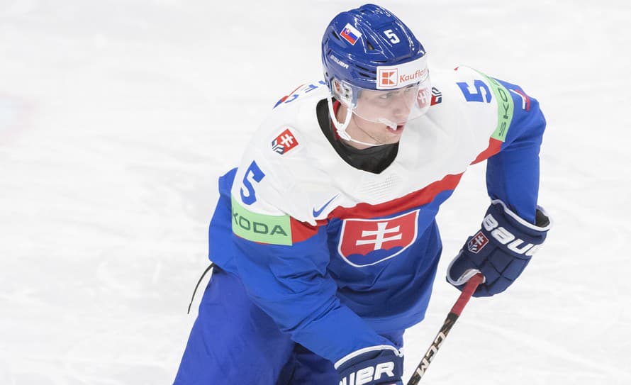 Mohol byť hrdinom. Slovenský hokejový obranca Šimon Nemec (19) odohral na majstrovstvách sveta v Rige prvý zápas.