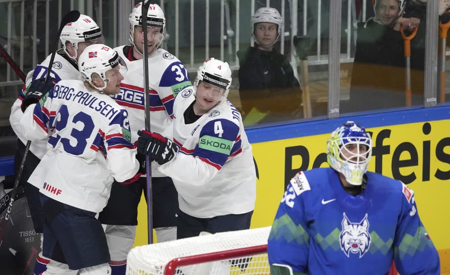 Hokejisti Nórska vybojovali v utorok prvé víťazstvo na prebiehajúcich MS. V stretnutí slovenskej B-skupiny v Rige zdolali Slovinsko 1:0.