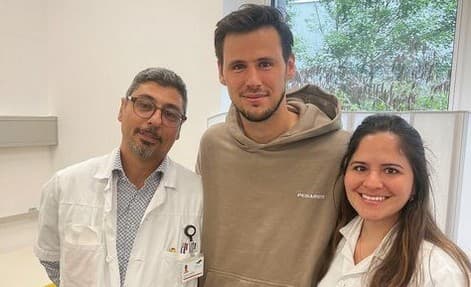 Brankárovi rakúskej futbalovej reprezentácie Heinzovi Lindnerovi lekári odstránili nádor na semenníku, ktorý mu včas diagnostikovali. ...