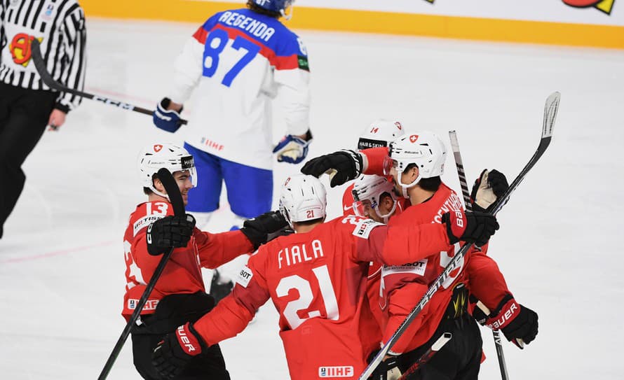 Slovenskí hokejoví reprezentanti prehrali vo svojom štvrtom zápase na MS so Švajčiarskom 2:4. 