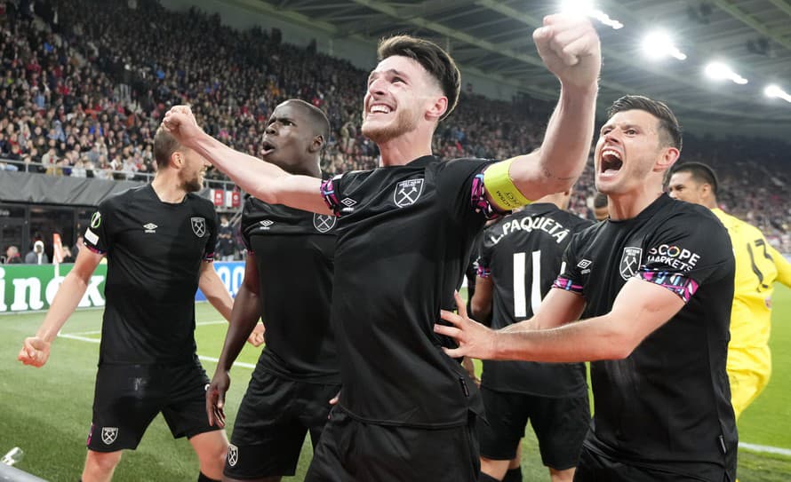 Štvrtkovú odvetu semifinále Konferenčnej ligy medzi domácim Alkmaarom a West Hamom sprevádzali násilnosti fanúšikov. 