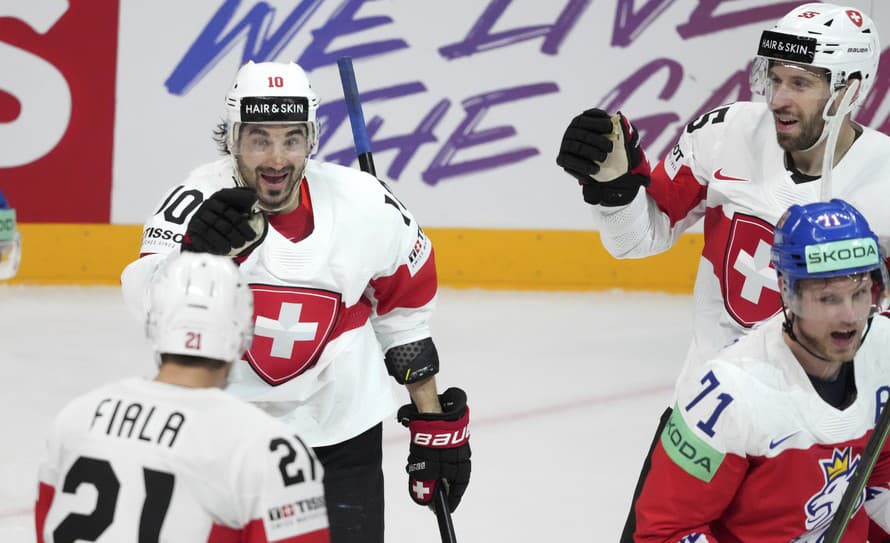 Hokejisti Švajčiarska zvíťazili nad Českom 4:2 v nedeľňajšom zápase na MS v Rige. 