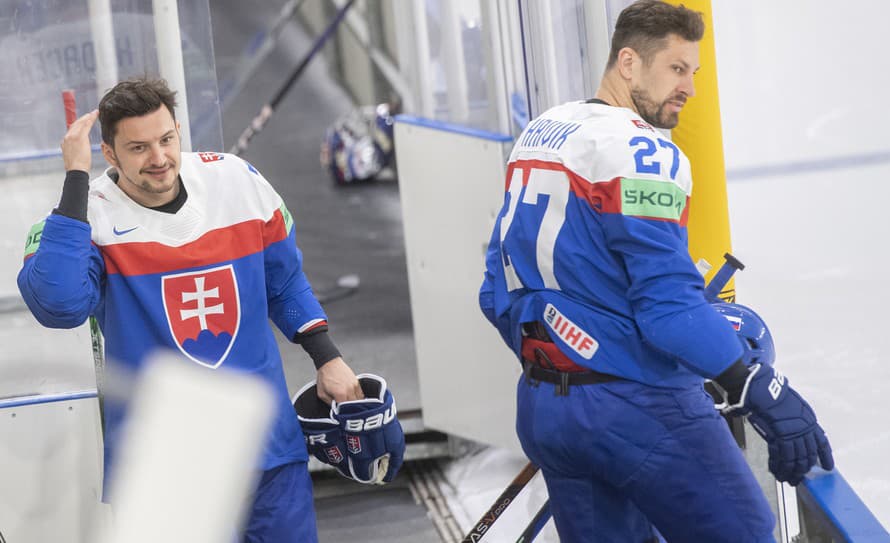 Dusno na striedačke! Slovenskí hokejisti vydreli na svetovom šampionáte v Rige v nedeľu víťazstvo nad Slovinskom (1:0) a udržali sa v ...