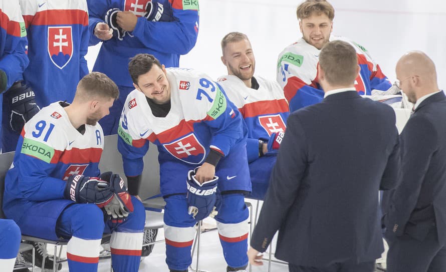 Slovenskí hokejisti majú dnes za sebou ranný tréning, na ktorom absolvovali aj spoločné fotenie. To je už tradične súčasťou každého ...