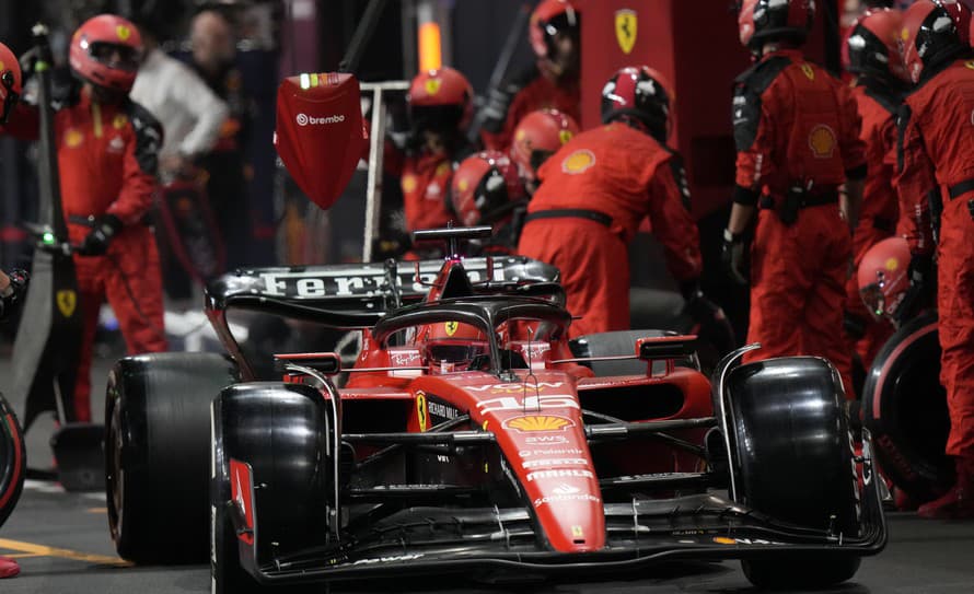 Tím F1 Ferrari má záujem získať do svojich radov sedemnásobného svetového šampióna Lewisa Hamiltona (38).