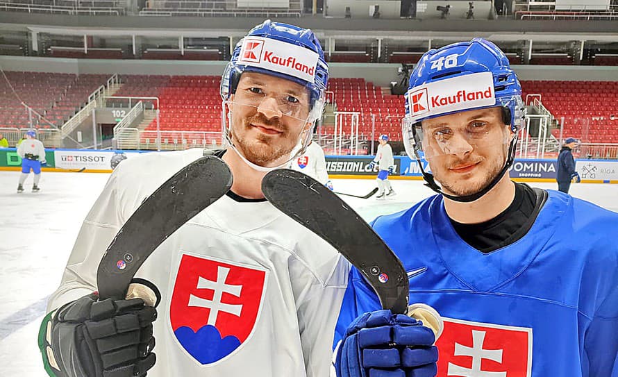 Rituál či zápasová pomôcka? Hokejisti Slovenska sa dôkladne starali počas svetového šampionátu v lotyšskej Rige o svoje hokejky, aby ...