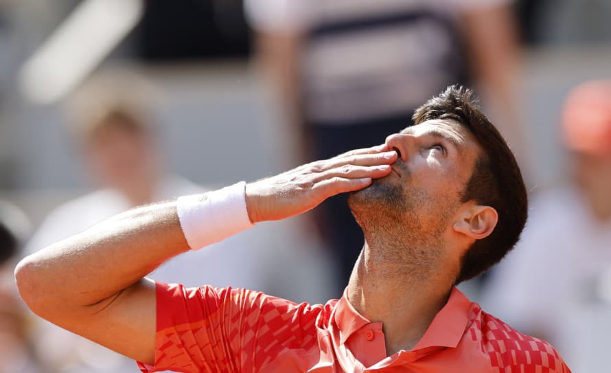 Srbský tenista Novak Djokovič (36) sa po svojom triumfe v 1. kole na Roland Garros v Paríži postaral o kontroverzný moment.