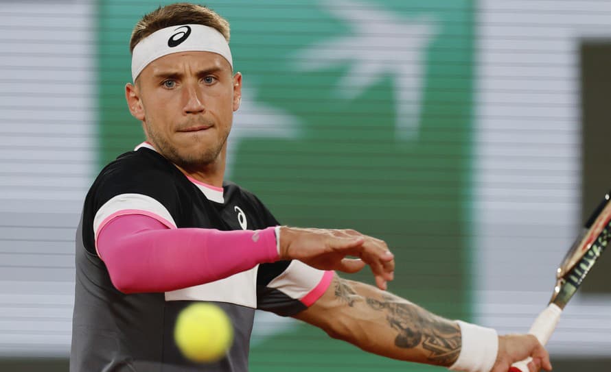 Slovenský tenista Alex Molčan neuspel v 2. kole dvojhry na grandslamovom turnaji Roland Garros. 