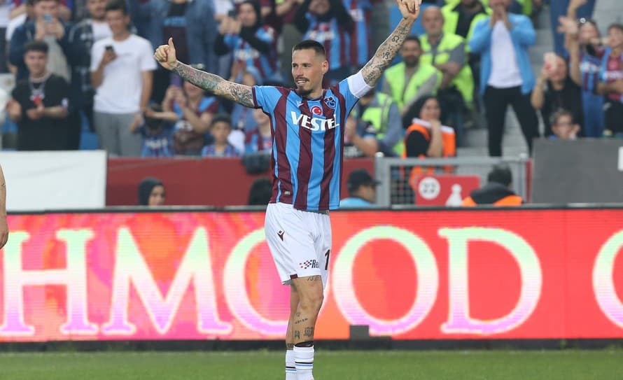 Slovenský futbalista Marek Hamšík sa v predposlednom 37. kole tureckej ligy rozlúčil s fanúšikmi Trabzonsporu.