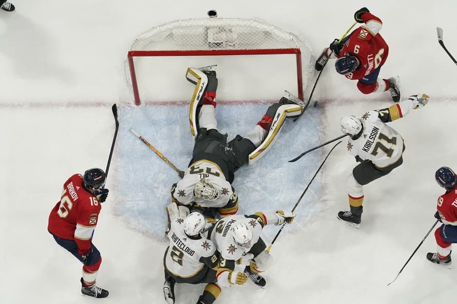 Hokejisti Vegas Golden Knights triumfovali vo štvrtom stretnutí finálovej série play off NHL na ľade Floridy Panthers 3:2 a v sérii vedú ...