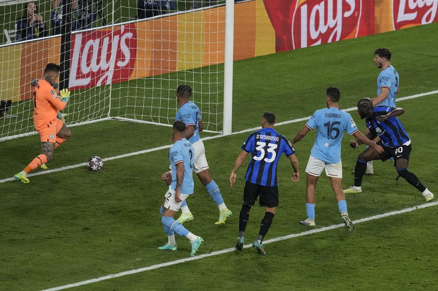 Belgický futbalista Romelu Lukaku z Interu Miláno čelí rasistickým urážkam na sociálnych sieťach. Stalo sa tak po tom, ako jeho tím prehral ...