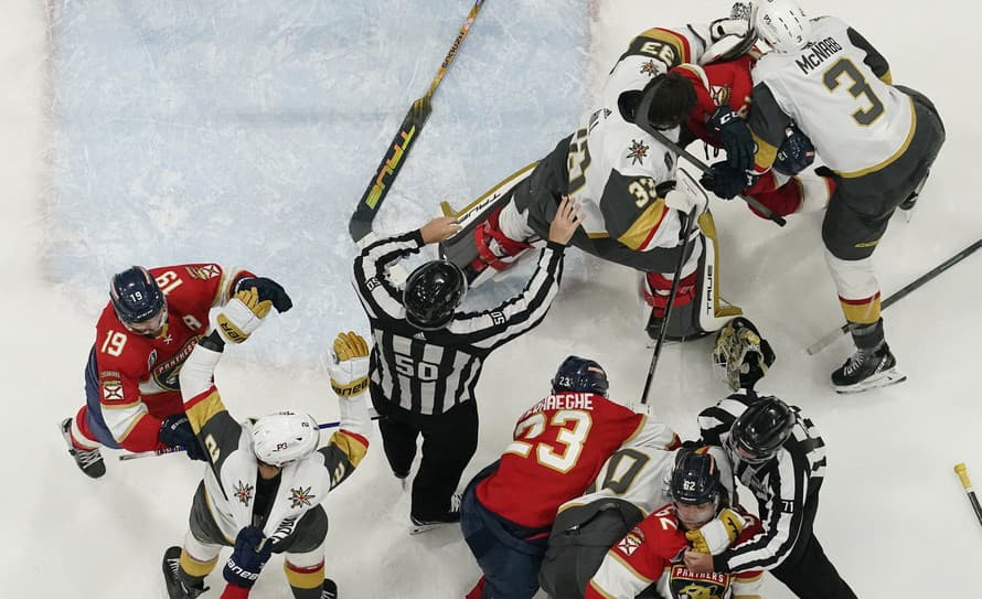 Hokejisti Las Vegas Golden Knights vedú vo finálovej sérii play-off NHL nad Floridou Panthers už 3:1 a od zisku Stanleyho pohára ich ...