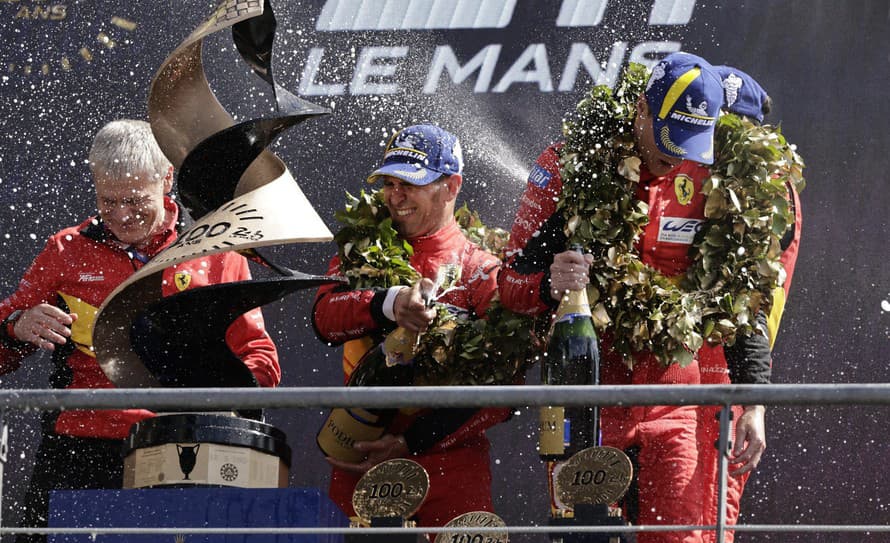 Talianska automobilová značka Ferrari oslávila návrat do hlavnej kategórie pretekov 24 hodín Le Mans víťazstvom.