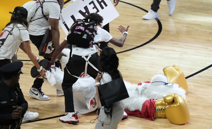 Slávny írsky zápasník Connor McGregor (34) knokautoval maskota Miami Heat. Ten skončil v nemocnici!
