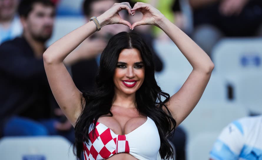 Opäť dala o sebe vedieť! Jedna z najznámejších fanúšičiek na svete, Ivana Knollová (30), si pozrela futbalové finále Ligy majstrov v ...