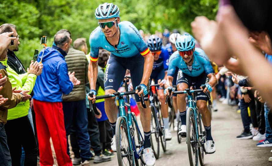 Organizátori cyklistických pretekov Giro d’Italia do 23 rokov diskvalifikovali 31 pretekárov, ktorí porušili pravidlá počas stúpania ...