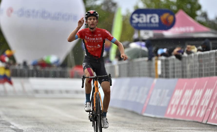 Švajčiarsky cyklista Gino Mäder v piatok podľahol zraneniam, ktoré utrpel počas štvrtkovej piatej etapy na pretekoch Okolo Švajčiarska. ...