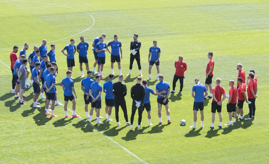 Nehrozí, že by slovenská futbalová legenda prebila portugalskú! Ani na Islande nie. Marek Hamšík (35) mal v najsevernejšie položenom ...