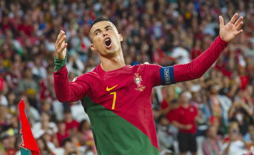 Hviezdny portugalský futbalista Cristiano Ronaldo (38) dal svojím gestom jasne najavo, že sa mu nepáči, čo práve počuje z úst svojej ...