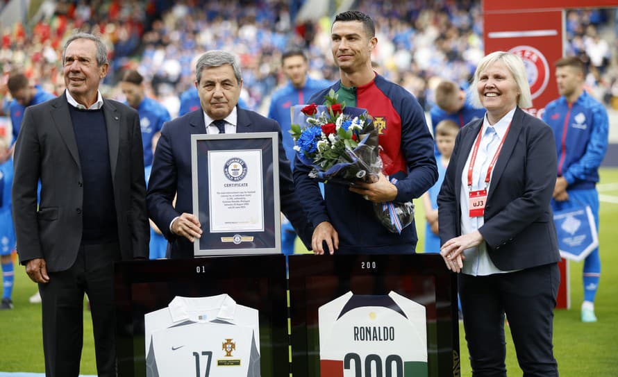 Neuveriteľná oddanosť. Portugalský futbalista Cristiano Ronaldo (38) v utorok odohral jubilejný dvojstý zápas v drese národného tímu. ...