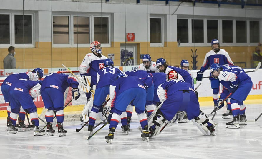 Slovenskí hokejoví reprezentanti do 18 rokov odohrajú zápasy tohtoročného Hlinka Gretzky Cupu prvýkrát na trenčianskom Zimnom štadióne ...