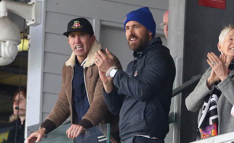 Milovníci športu. Hollywoodskí herci Ryan Reynolds (46) a Rob McElhenney (46) sú už istý čas majiteľmi waleského futbalového klubu Wrexham ...