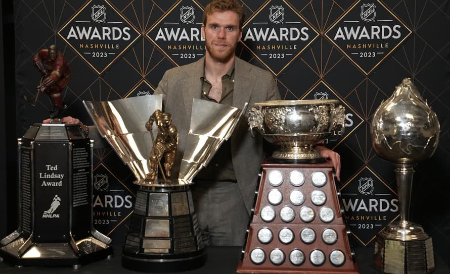 Útočník Edmontonu Connor McDavid (26) získal tretíkrát v kariére Hartovu trofej pre najužitočnejšieho hráča sezóny v zámorskej NHL.