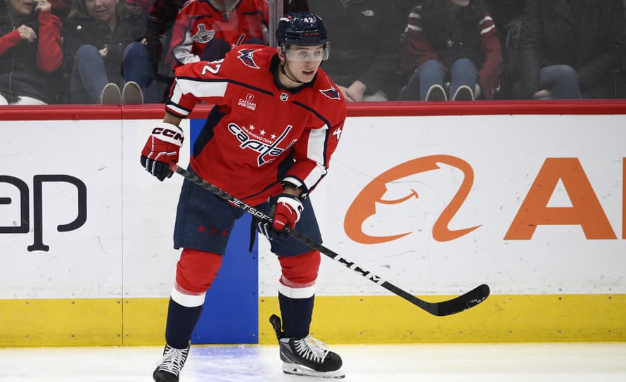 Vedenie klubu NHL Washington Capitals ponúklo slovenskému hokejistovi Martinovi Fehérvárymu (23) novú zmluvu a udržalo si tak na neho práva.