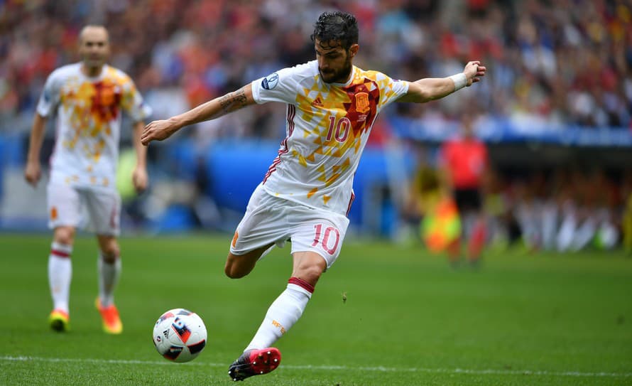 Niekdajší španielsky futbalový reprezentant Cesc Fábregas oznámil ukončenie profesionálnej kariéry.