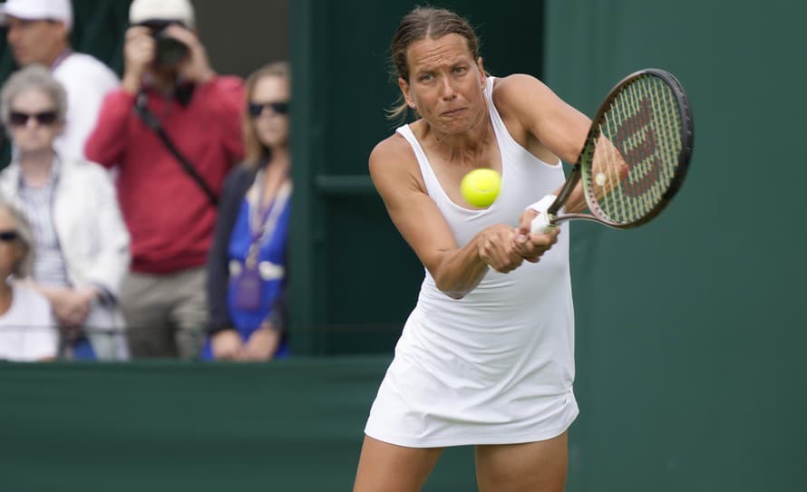 Česká tenistka Barbora Strýcová (27) postúpila pri svojom rozlúčkovom turnaji do 2. kola Wimbledonu.