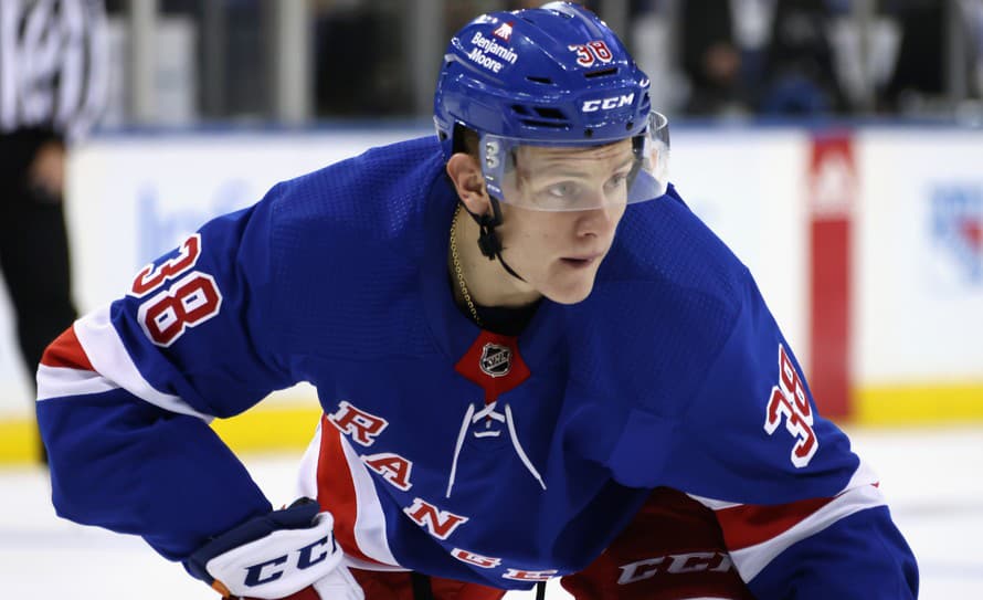 Upútal pozornosť a príjemne prekvapil. Slovenský hokejový útočník Adam Sýkora (18) sa blysol na vývojovom kempe New Yorku Rangers.