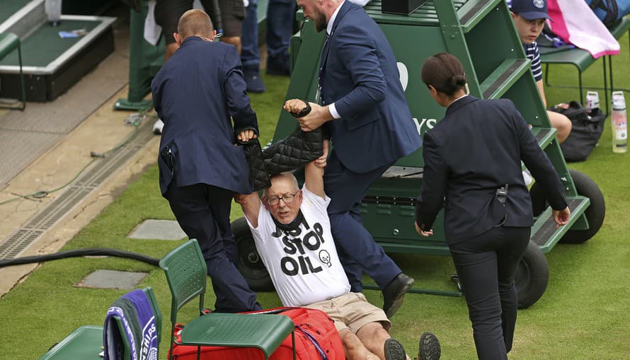 Varovanie pre formulu jeden! Protest britských ekologických aktivistov vo Wimbledone, kde napriek prísnym bezpečnostným opatreniam vtrhli ...