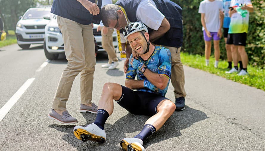 Toto je veľká športová tragédia! Deň potom, čo takmer vyhral historickú 35. etapu na Tour de France, Mark Cavendish (38) spadol v zadnej ...