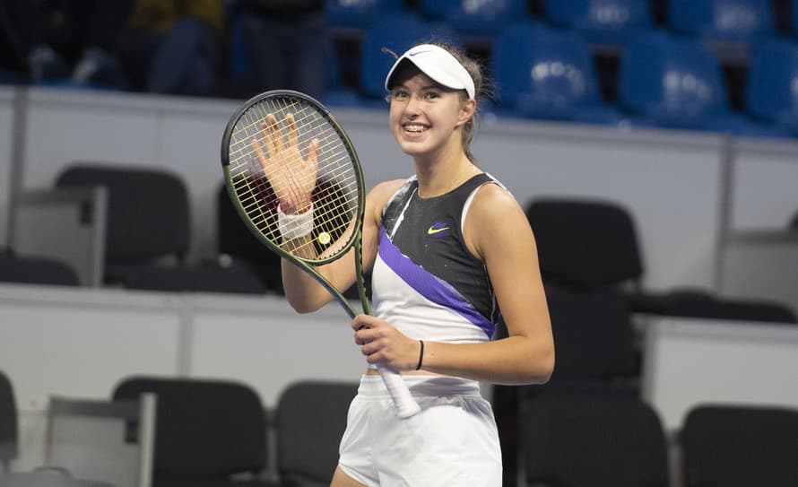 Talentovaná slovenská tenistka Renáta Jamrichová (16) postúpila do osemfinále dvojhry junioriek na grandslamovom turnaji vo Wimbledone.