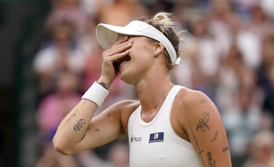 Česká tenistka Markéta Vondroušová (24) sa stala prvou semifinalistkou ženskej dvojhry na grandslamovom turnaji vo Wimbledone.