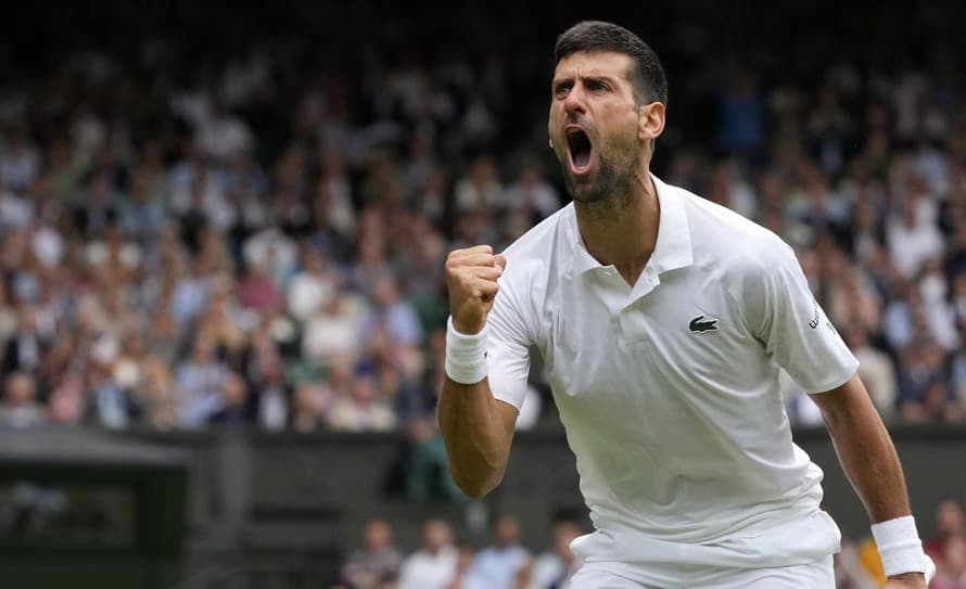 Srbský tenista Novak Djokovič postúpil do dvanásteho semifinále dvojhry na grandslamovom turnaji vo Wimbledone. 