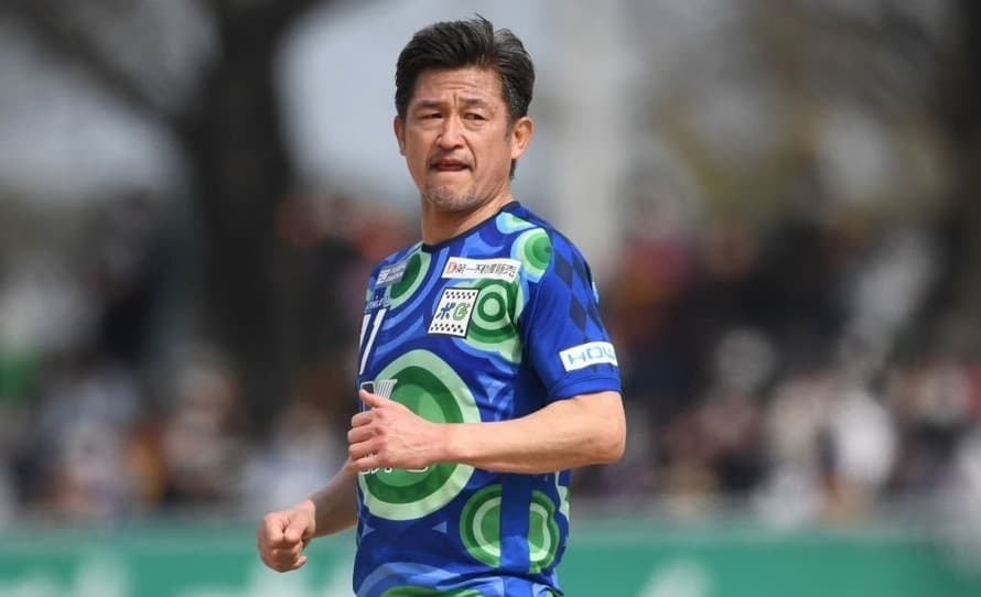 Japonský futbalista Kazujoši Miura bude aj v novej sezóne hrať za portugalský druholigový tím Oliveirense. 