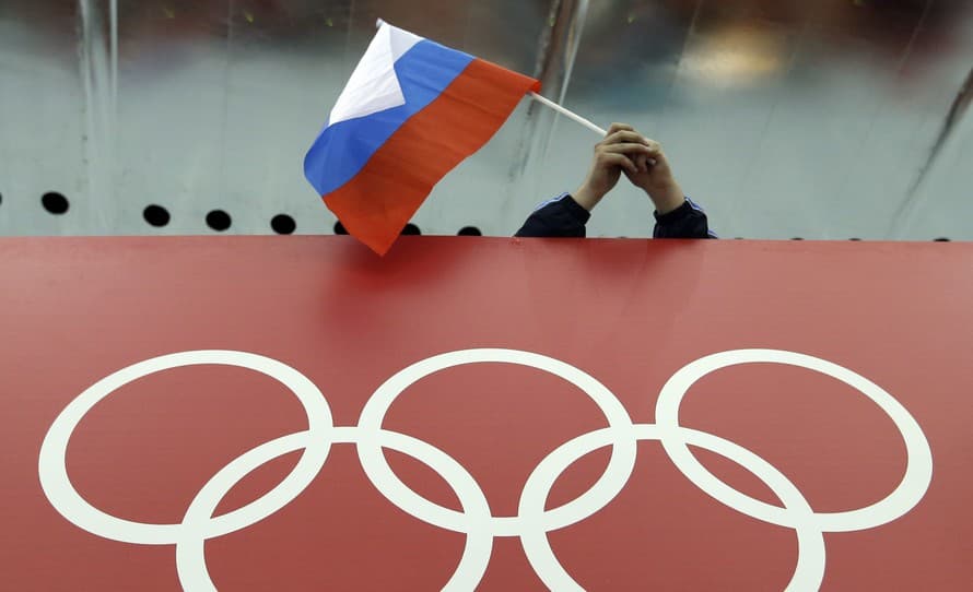 Moskva kritizovala Medzinárodný olympijsky výbor (MOV) za nepozvanie Ruska na budúcoročné OH v Paríži.