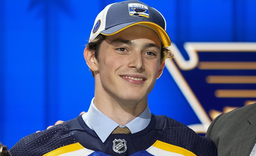 Slovenský hokejový útočník Dalibor Dvorský (18) podpísal trojročný nováčikovský kontrakt s klubom NHL St. Louis Blues.