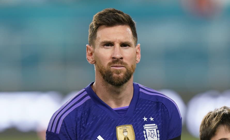 Argentínsky futbalista Lionel Messi v sobotu podpísal kontrakt s klubom zámorskej MLS Interom Miami do roku 2025. 