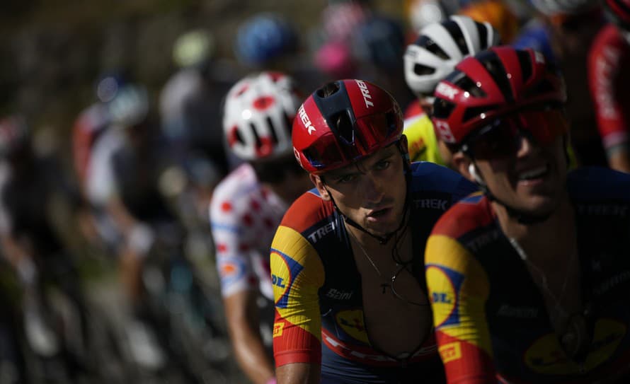 Jeden z divákov zapríčinil hromadný pád v nedeľňajšej 15. etape cyklistickej Tour de France. Jeho súčasťou bolo zhruba 20 cyklistov vrátane ...