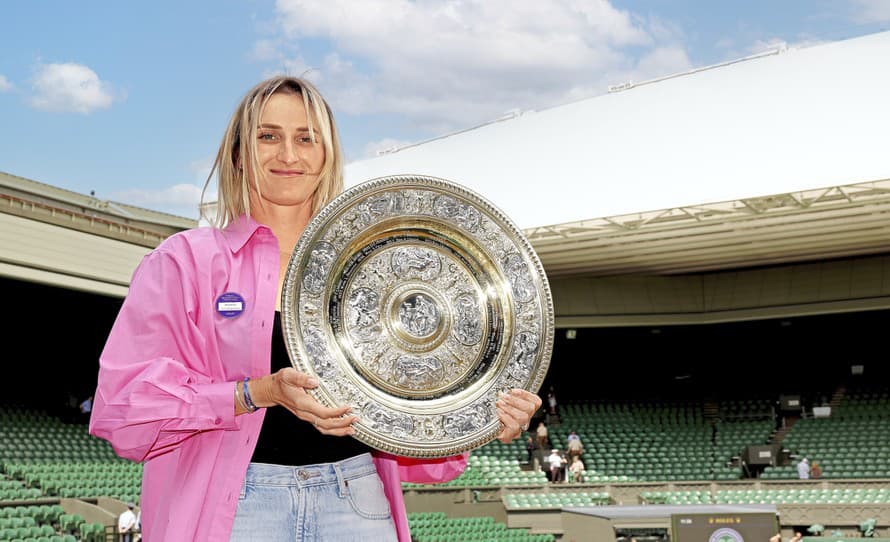 Pred rokom Češka Markéta Vondroušová (24) nemohla hrať tenis. Na operovanom ľavom zápästí mala sadru, a tak sa jej návšteva obmedzila ...