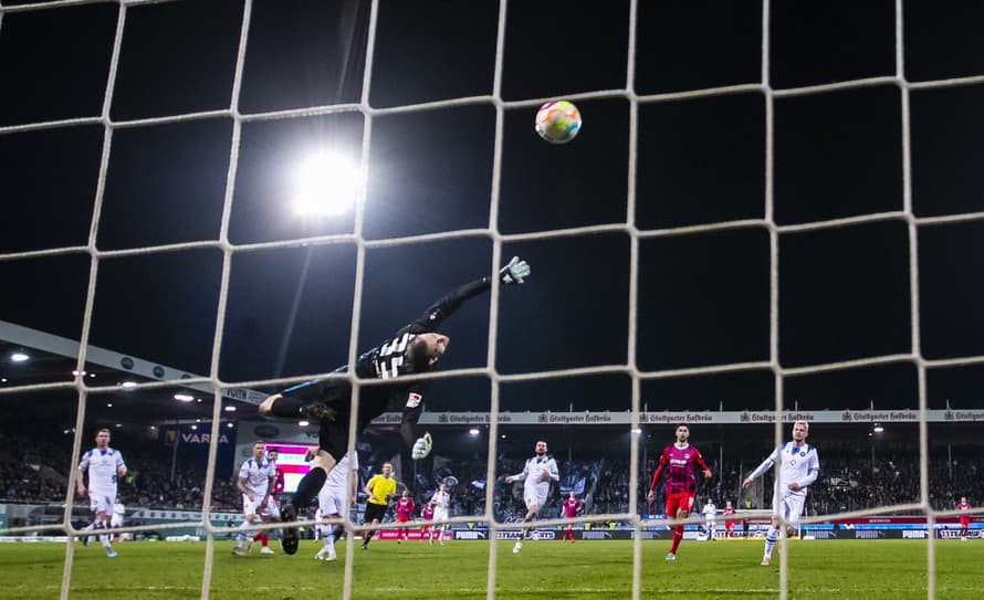 Nemecký futbalový brankár Marius Gersbeck musel opustiť tréningový kemp hráčov Herthy Berlín v rakúskom meste Zell am See.