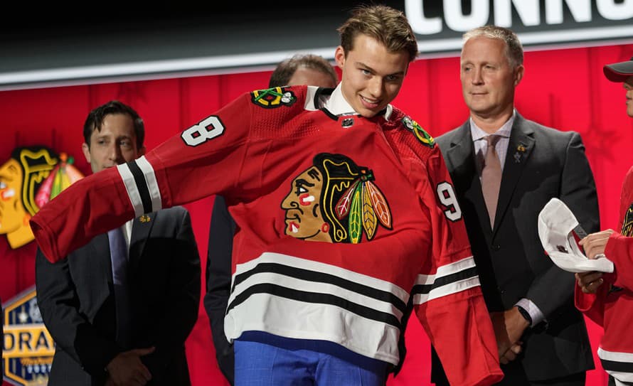 V deň svojich 18. narodenín uzavrel prvý hráč tohtoročného draftu NHL Connor Bedard trojročnú zmluvu s Chicagom. 
