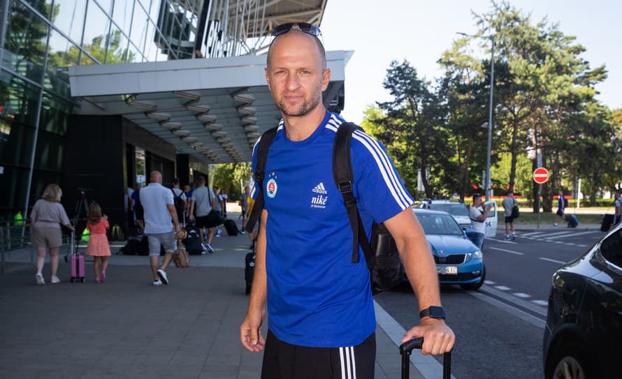 Nečakaná posila! S výpravou bratislavského Slovana odletela dnes na obed do Luxemburska na odvetu 1. predkola Ligy majstrov veľmi známa ...