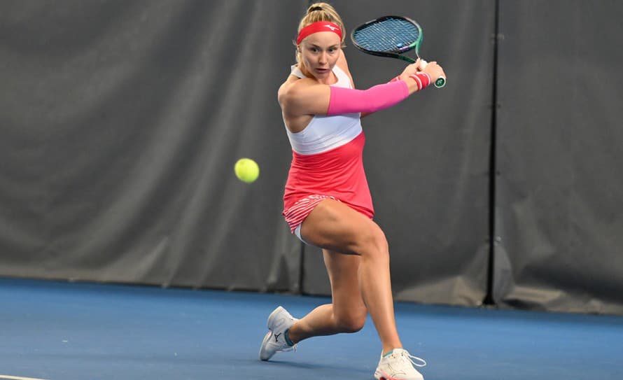 Slovenská tenistka Rebecca Šramková (26) sa suverénnym spôsobom prebojovala do 2. kola dvojhry na turnaji WTA vo Varšave.
